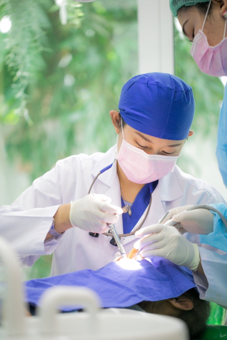 Smile and Shine Dental Clinic รากฟันเทียม พระรามสาม กรุงเทพ ทพญ.นลัท ว่องวัจนะ FICOI