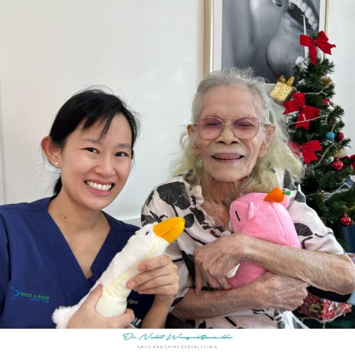 ใส่ฟันติดแน่นบนรากฟันเทียมสำหรับผู้สูงอายุ